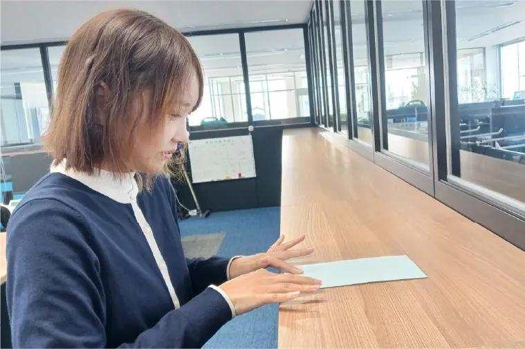 女性社員の仕事風景