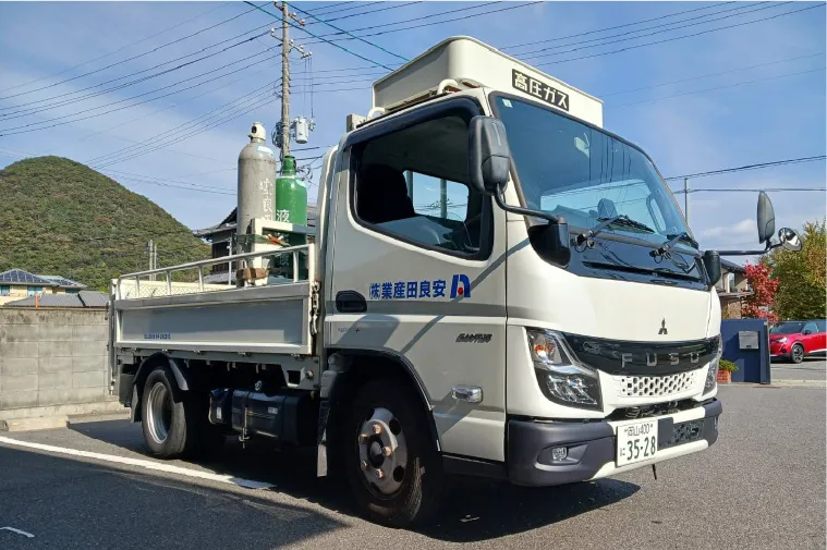 ガスボンベを運ぶトラック