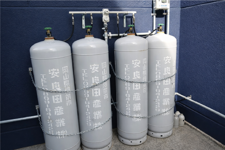 並ぶガスボンベ